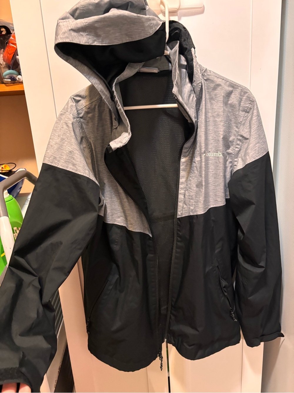 Columbia Men’s Hooded Black & Gray Colorblock Raincoat